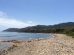 La plage de galets.
